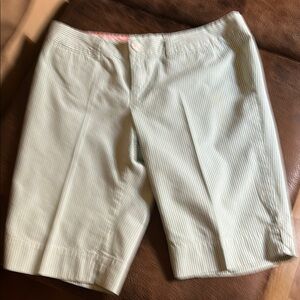 Vineyard Vines shorts size 10
Inseam is 12
Waist  17”
Leg opening 10”
like new